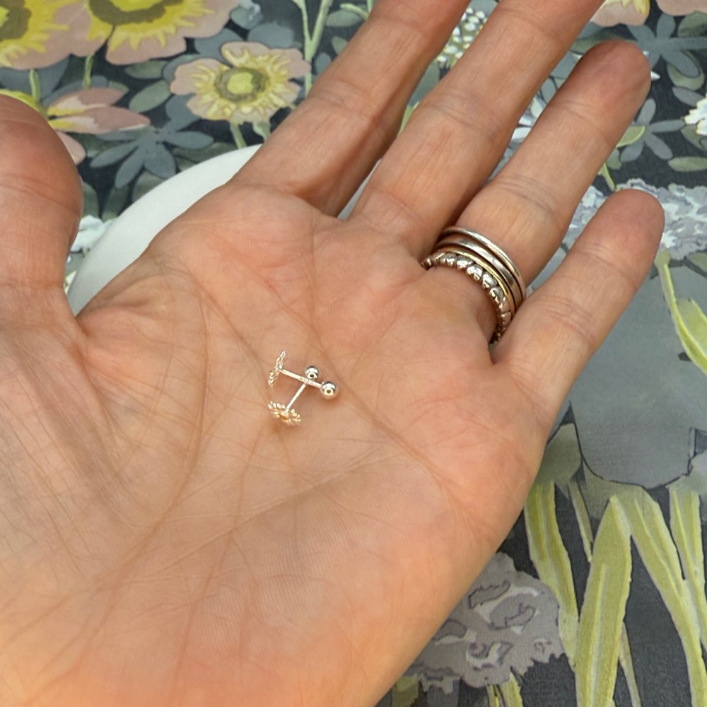 ⭐️Sterling silver daisy screw back earrings nwot - Picture 7 of 7